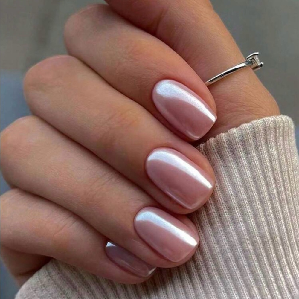 24 Piece Shiny Pino Chrome Short Press on Nail Set.